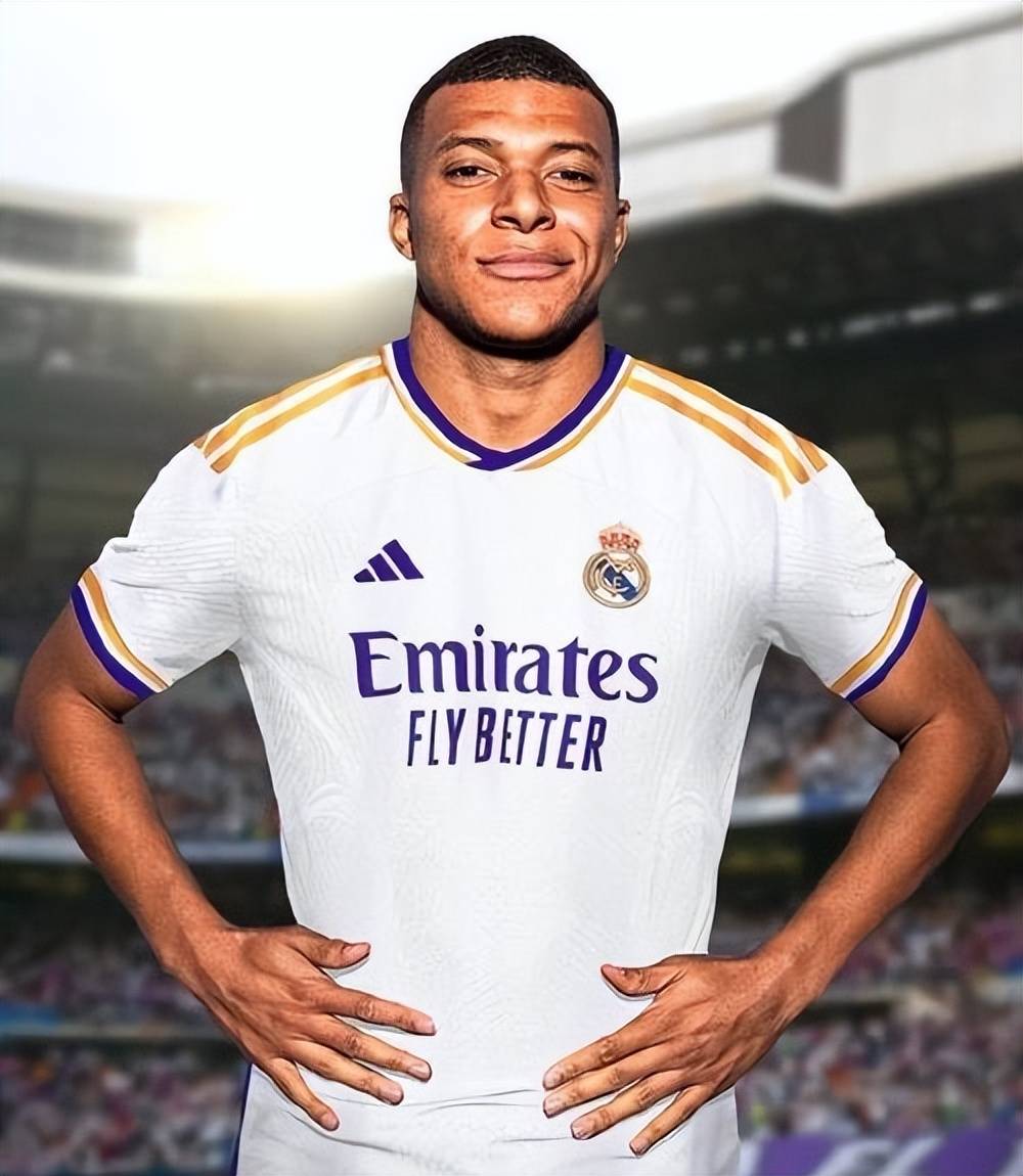 王曼昱“憋笑”嘴角压得好辛苦！想笑又不敢笑，与场上成鲜明对比（王曼昱强忍笑意，嘴角按得紧：想笑不敢笑，与赛场氛围形成强烈反差）