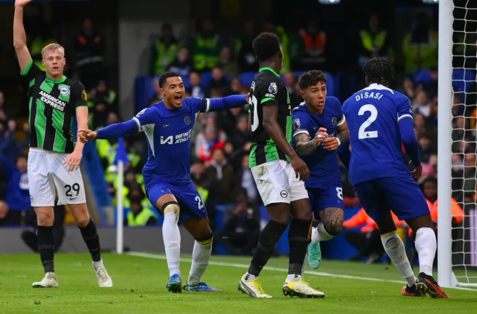 西足协前主席鲁比亚莱斯在发布会被扔鸡蛋，试图回击但被拦住（西足协前主席鲁比亚莱斯发布会上遭掷鸡蛋，欲回击被制止）